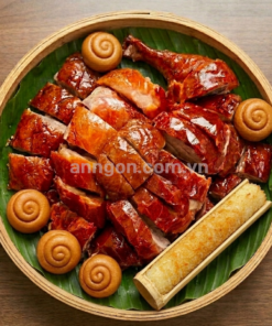 Combo vịt quay da giòn giòn rụm ăn kèm bánh bao chiên và cơm lam dẻo thơm, rau răm, dưa leo và nước chấm đặc biệt