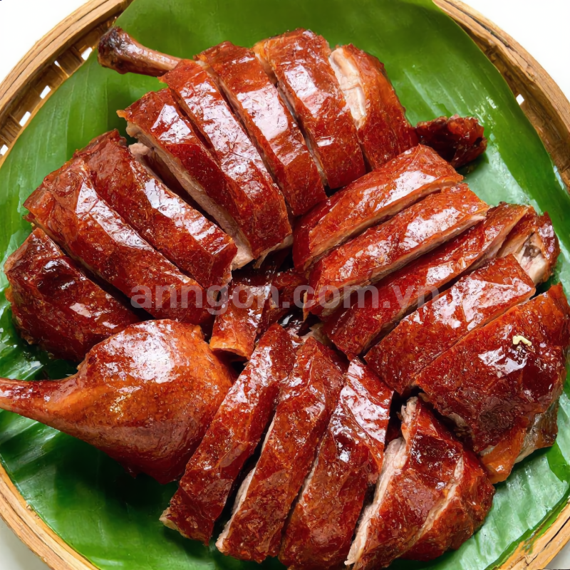 Vịt quay da giòn nguyên con với lớp da vàng óng giòn rụm, thịt mềm ngọt, ăn kèm rau răm, dưa leo và nước chấm đặc biệt