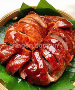 Vịt quay da giòn nửa con với lớp da vàng óng giòn rụm, thịt mềm ngọt, ăn kèm rau răm, dưa leo và nước chấm đặc biệt